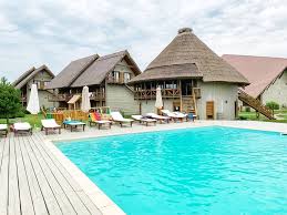 Astfel, în urma adoptării amendamentului, de la 1 martie 2019, copiii cu vârsta cuprinsă între 0 şi 2 ani vor primi câte 300 de lei pe lună, faţă de 200 cât primeau în prezent, iar copiii de până la 18 ani vor primi 150. 13 Pensiuni Child Friendly Din Romania Unde Ai Vrea Sa Ajungi Cu Cei Mici