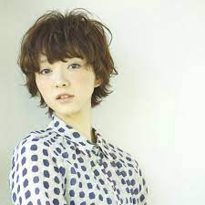 顔周りに丸みと厚みをのこして 全体に軽さをつけてたショートヘアです パーマをかけるとより動きもつけやすくスタイリングも簡単な髪型です short hair styles hair styles beauty girl