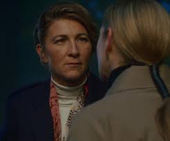 Duken, oyuncu olarak çalışmasına ek olarak artık giderek daha fazla kamera arkasında bulunuyor. What Is Rosalind Doing On Fate Winx Saga Clues In S1