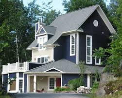 I receive emails almost daily from readers wondering where and how to start in choosing just the right color that compliments the exterior of a home. Benjamin Moore Newburyport Blue Exterior Novocom Top