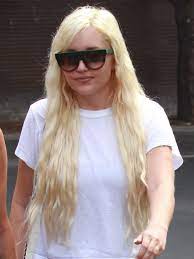 Amanda bynes is pretty in pink! Amanda Bynes Returns To Instagram With Pink Hair Photos Allure