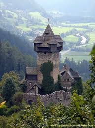 Niederfalkenstein Falkenstein Castle Pfaffenberg 19 9821 Obervellach Carinthia Austria Www Castlesandmanorhouse Beautiful Castles Medieval Castle Castle