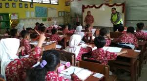 Sedangkan 8.000 guru honorer di kabupaten garut, juga tetap melanjutkan aksi mogok ngajar. Guru Honorer Mogok Polisi Jadi Guru Sementara Koranmemo Com