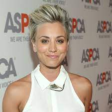 Pin on kaley cuoco short hair. Kaley Cuoco Kurze Haare Punkig Stylen Bunte De