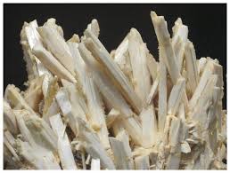 Laumontite Caal2si4o12 4 H2o With Quartz On Display At The Rice Nw Museum Of Rocks And Minerals Minerals Rocks And Minerals Rock