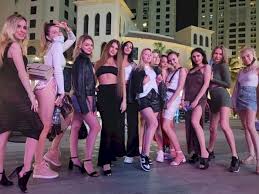Menurut iformasi yang admin terima dari sumber berita india, pelaku ada yang dari bangladesh imigran sama seperti korban, bahkan salah satu pelaku. Potret Sekelompok Wanita Sebelum Dan Sesudah Telanjang Yang Viral Di Hotel Dubai Indozone Id