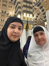 مابنعاش هم للدنيا طول ما حسك فى الدنيا تاج راسى وأكبر نعمه فى حياتى