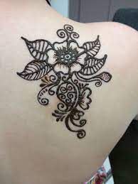Tget some amazing henna tattoo ideas with our design guide. Beliebte Henna Tattoo Motive Blume Am Schulterblatt Henna Tattoo Diy Flower Henna Henna Tattoo