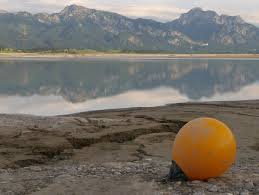 Lake forggensee is the fifth largest lake in bavaria with a surface area of 15.2 sq kms but it is dry in the autumn and winter months as the water is used to generate hydroelectric power. Impressionen Vom Fast Leeren Forggensee 2018 Im Sommer