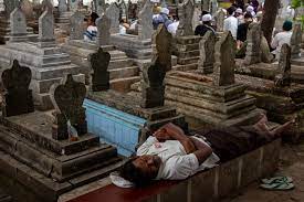 Para Peziarah Di Makam Sunan Gunung Jati Merawat Indonesia