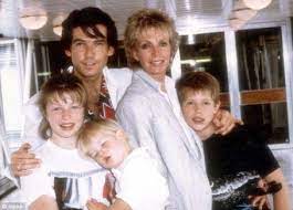 Archived from the original on 6 december 2004. Pierce Brosnan And Cassandra Harris Photos Pierce Brosnan And Cassandra Harris Picture Gallery Famousfix
