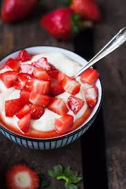 Cremigster Vanillequark Mit Erdbeeren Aus Vier Zutaten Rezept Rezepte Einfacher Nachtisch Essen Und Trinken