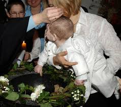 Einem täufling im rahmen seiner taufe (1b) seinen hund „waldi taufen. Taufe Kirche Ps