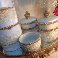 Kit Higine Acompanha 1 Bandeja 2 Potes D Porcelana 1 Garrafa Termica 1 Bool Medida Da Bandeja 40 X Kit Higiene Decoracao Com Perolas Artesanato De Banheiro