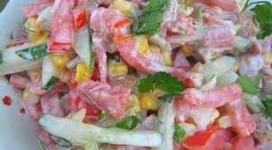 салат с копченой колбасой и свежим огурцом и сыром Salat Iz Pomidorov I Ogurcov S Suharikami Recepty Salatov