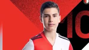 Stay up to date with arsenal fc news and get the latest on match fixtures, results, standings, videos, highlights, and much more. Van Persie Diventa Padre Di Riqui Puig Il Siparietto Sui Social Ita Sport Press