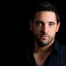 Former Truro busker tops Dolly Parton in charts and stars with Tom Cruise