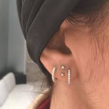 If You Have Space For Two Earrings On Your Lobe Why Not Go For A Vertical Lobe Piercing Which Sees Two Stu Earings Piercings Ear Piercings Ear Lobe Piercings