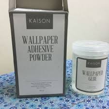 Wallpaper kat kaison nie bagi kak sue bagus juga materialnya dan sesuai dengan harganya, tak lah dah dua hari acara memasang wallpaper nie, nasib baik la ada adik kak sue datang bercuti kat rumah cara nak pasang pun mudah aja, sebab dia jenis sticker wallpaper tak payah nak gam bagai. Cara Pasang Wallpaper Kaison Guna Gam