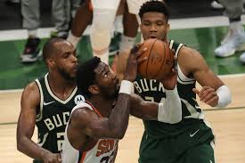 Tinambakan ng milwaukee bucks ang brooklyn nets matapos ilabas si kyrie irving dahil sa isang ankle sprain. Deandre Ayton Plagued By Foul Trouble As Milwaukee Bucks Top Phoenix Suns In Game 3 Of Nba Finals Arizona Desert Swarm