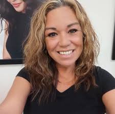 Curly hair stylist available evenings or Saturdays?