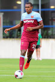 Formé au toulouse fc, issa diop participe à sa première rencontre au niveau professionnel en étant titularisé par dominique arribagé lors d'un match de ligue 1 contre l'ogc nice le 28 novembre 2015. Issa Diop Footballer Wikipedia