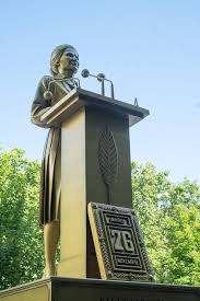 Les 10 statues dor&eacute;es de femmes illustres devoil&eacute;es pendant les JO 2024  install&eacute;es dans le nord de Paris (C&eacute;line Duong) | hanslucas.com