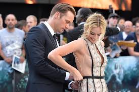 Alexander skarsgård's abs are all on display in the first look of his and margot robbie's new movie, the legend of tarzan, released by usa today. Margot Robbie Suffers Red Carpet Wardrobe Malfunction At Legend Of Tarzan London Premiere London Evening Standard Evening Standard
