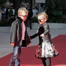 Sie wurde einer breiteren öffentlichkeit bekannt, als sie fürst albert ii. Jacques Et Gabriella Les Jumeaux D Albert Et Charlene De Monaco Assurent En Blouson De Motard Elle
