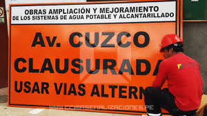un ejemplo de señales de prevención de obras civiles y viales en las calles principales de Arequipa