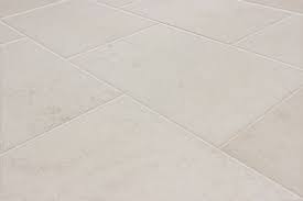 I tavoli cicladi sono disponibili oltre che in bianco naturale anche nei colori nero, verde malachite, ambra, rosso pompei e blu lapislazzulo. Pavimenti In Pietra Naturale Origine Pietra