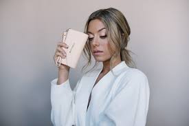 Bianca ingrosso var en av sommarpratarna år 2018 och berättade öppet om sina ätstörningar, sin relation till sin familj och hennes föräldrars skilsmässa som präglade en stor del av biancas uppväxt. Ideal Of Sweden Our Beautiful Ambassador Bianca Ingrosso Facebook
