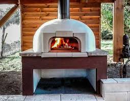 Four à pizza bois : Four A Pizza Traditionnel En Terre Cuite Avec Un Habillage Qui Garde La Forme Ronde Simple Et Sobre Four A Bois Exterieur Four A Bois Four