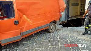 Stai cercando un dentista a santa maria capua vetere? Furgone Risucchiato Nella Voragine Autista Ferito S Indaga Sul Cedimento Video