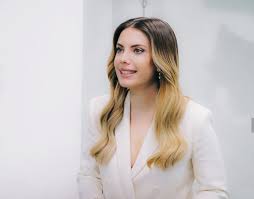 Ailesi ve eğitimi ailesinin en küçüğü olan eda ece'nin kendisinden 9 ve 7 yaş büyük iki ablası. Eda Ece Creative Photography Techniques Creative Photography Turkish Film