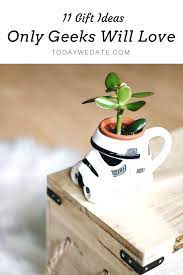 11 gift ideas that will satisfy his nerdy aesthetics todaywedate com geek humor geek stuff geeke cadeau anniversaire homme cadeau romantique cadeau garcon