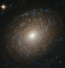 A la ngc 1300 se le considera el prototipo de galaxias espirales barradas, es decir los brazos galácticos no forman una espiral en el centro. Space Today