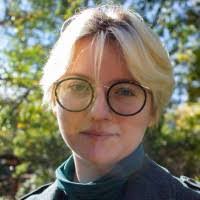 Elizabeth Redding's Instagram, Twitter & Facebook