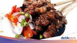 Campur daging kambing, lemak kambing, kecap, dan minyak goreng. 7 Cara Bikin Sate Kambing Empuk Dan Enak Kamu Bisa Coba