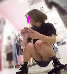 ショップ店員3】あどけない無防備店員のたっぷりしゃがみ白P。【声かけ】 | 逆さ撮り博物館3