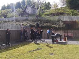 GLASBENA ŠOLA VRHNIKA, ENOTA HORJUL POSKRBELA ZA VESELJE OSKRBOVANCEV  CENTRA STAREJŠIH OBČANOV HORJUL - horjul.si