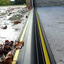 Weather Stop Joint De Seuil De Porte De Garage De 40 Mm Hauteur 3 12 M Pvc Noir Et Jaune Adhesif Inclus Amazon Fr Bricolage