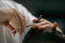 Potong rambut bisa terjadi kapan dan dimana saja, tak terkecuali saat ibada haji. Tafsir Mimpi Potong Rambut Menurut Ulama Islami Dot Co