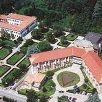 Un giardino di circa 15000 mq. Neurologia Casa Di Cura Villa San Giuseppe Di Anzano Del Parco Gruppo Kos