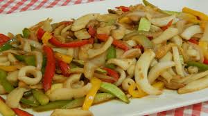 Seguidamente pela y corta a trozos las patatas. Como Cocinar Unas Verduras Salteadas Con Sepia Youtube