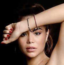 La Modelo Venezolana Sharon Hidalgo Sigue Cautivando en el Exterior