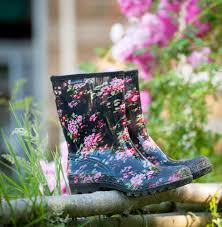 Gummistiefel gehören zum regenwetter einfach dazu und sorgen für trockene füße. Gartenstiefel Und Gartenclogs