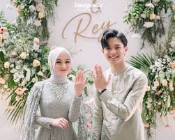 Tak banyak yang tahu jika rey mbayang merupakan anak kedua dari dua bersaudara. Netizen Berkabung Dinda Hauw Dan Rey Mbayang Resmi Nikah Fans Auto Heboh Tentang Kehidupan