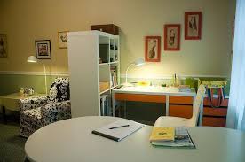 19 Facons De Diviser Une Piece A L Aide D Une Etagere Ikea Ikea Etagere Ikea Bureau