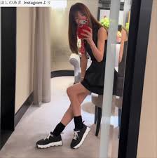 ほしのあき49歳、ミニスカ×スニーカー姿が「スタイル抜群」「可愛いすぎる」 夫は13歳年下＆1児の母（クランクイン！）